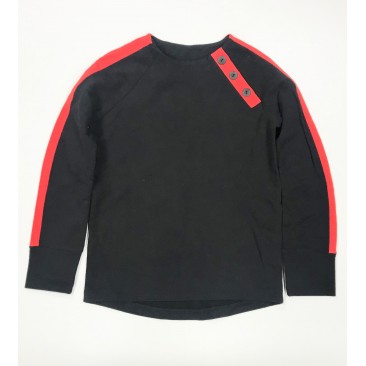 Juodas džemperis su raudonomis detalėmis